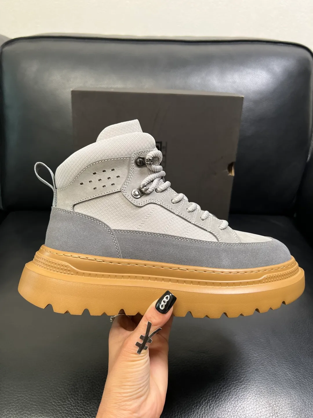Men's men's shoes 💰740 UGG High-quality top crafts. Original configuration is available at the counter simultaneously. Original cowhide fabric imported from Italy, high-quality splicing technology, fully imported lambswool lining. Sole: Original sole is specially provided by the original factory and is super comfortable. Original factory and single goods are welcome to compare. Size 39-44